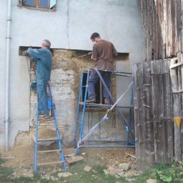 Ouverture dans un mur en pisé aux Avenières (Isère)