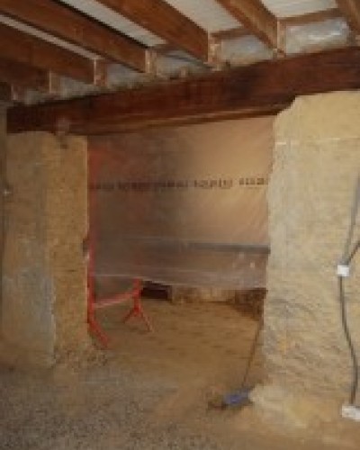 Ouverture dans un mur en pisé chez Laurent et Jessica