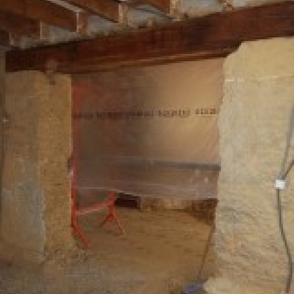 Ouverture dans un mur en pisé chez Laurent et Jessica