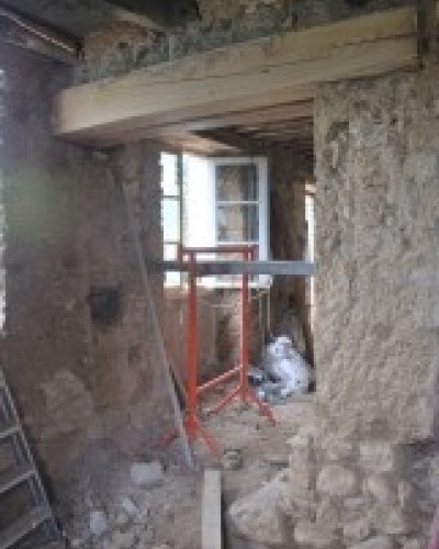 Ouverture dans un mur en pisé à Pressins (Isère)