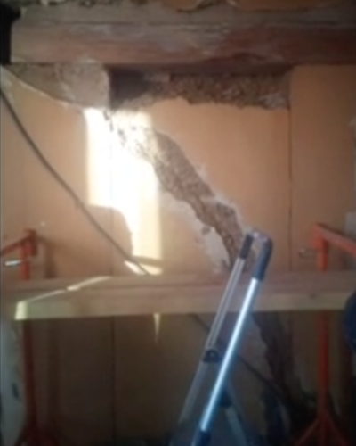 Ouverture dans un mur en pisé au Passage (38)