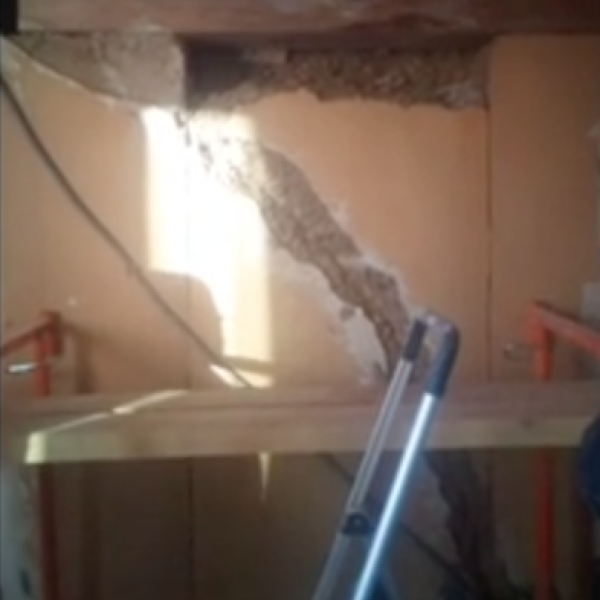 Ouverture dans un mur en pisé au Passage (38)