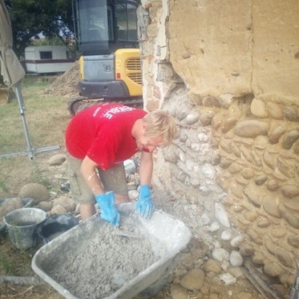 Ouverture et ateliers sur des murs en pisé à Revel-Tourdan