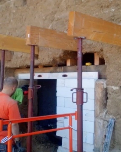 Ouverture dans un mur en pisé à Rillieux-la-pape