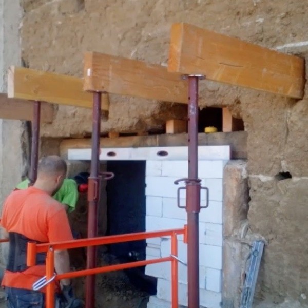 Ouverture dans un mur en pisé à Rillieux-la-pape