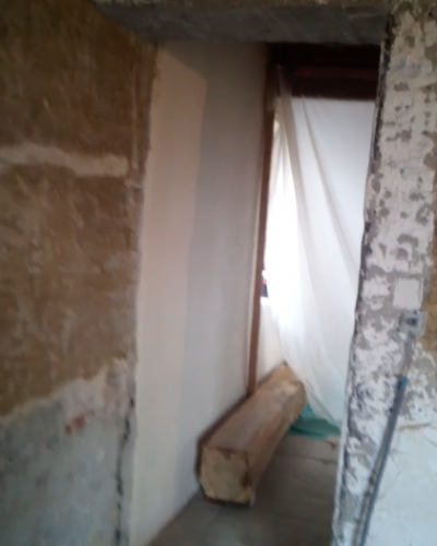 ouverture de 2,6 dans un mur en pisé avec des linteaux en chêne