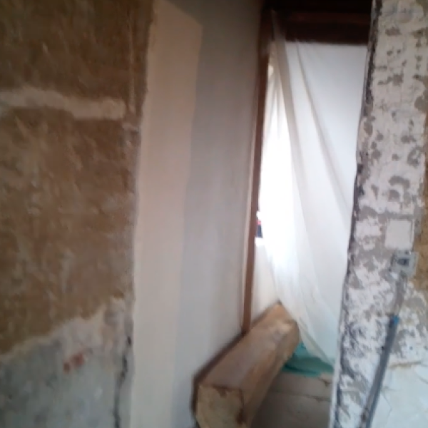 ouverture de 2,6 dans un mur en pisé avec des linteaux en chêne
