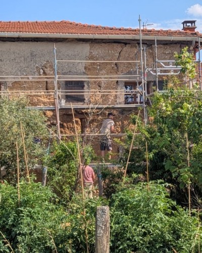 9 jours de rénovation : ouverture, dalle et réparation de façade sur du pisé