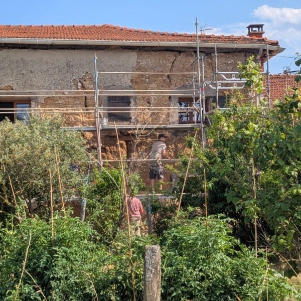 9 jours de rénovation : ouverture, dalle et réparation de façade sur du pisé