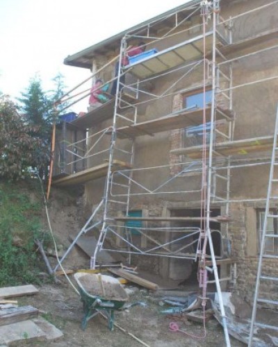 Première couche de Terre-Chanvre-Chaux-Sable sur une façade en pisé