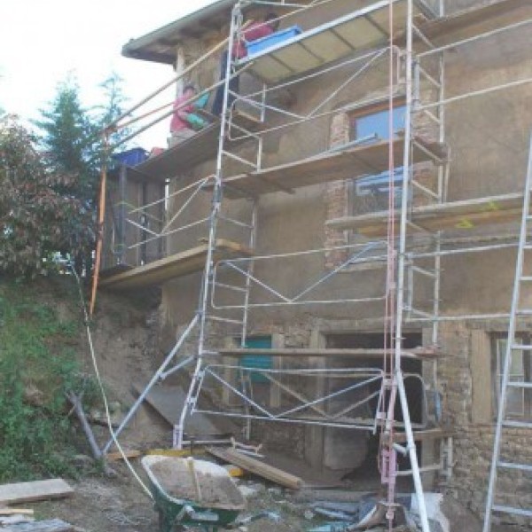 Première couche de Terre-Chanvre-Chaux-Sable sur une façade en pisé