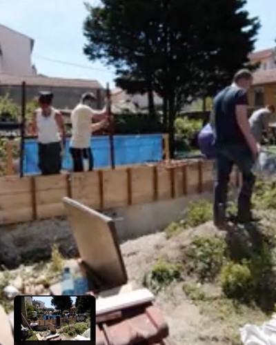 Reconstruction d'un mur en pisé en chantier participatif à Lyon