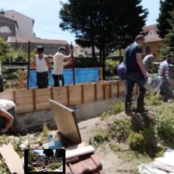 Reconstruction d'un mur en pisé en chantier participatif à Lyon