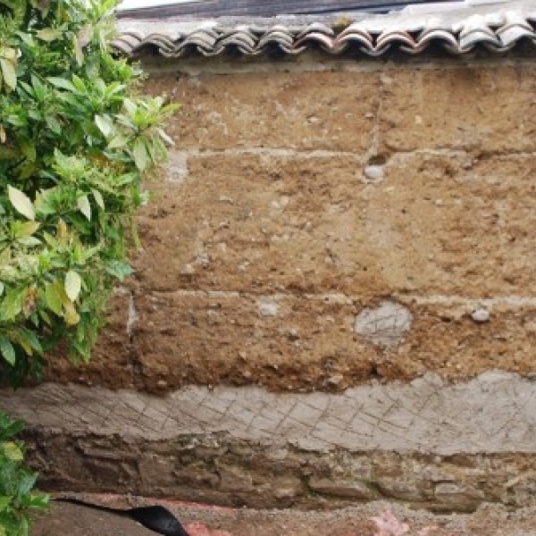 Réparation en famille d'un mur en pisé à Francheville
