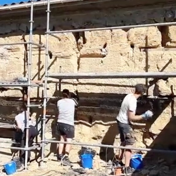 Restauration d'une ferme en pisé à Cours et Buis (38)