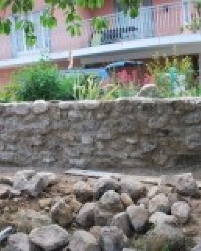 Soubassement en pierre pour mur en pisé à Messimy