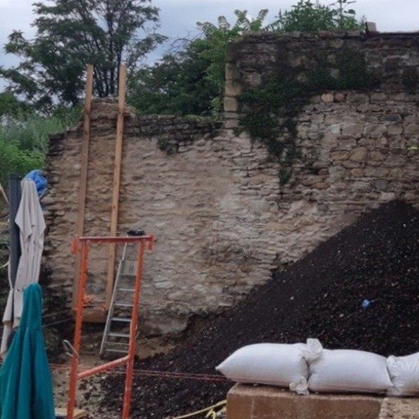 Soubassement pour maison GREB en chaux-ciment-pouzzolane-sable