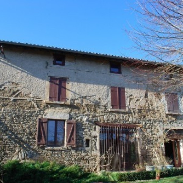 Une façade en pisé et pierre de 150 m2 à Rontalon !!!