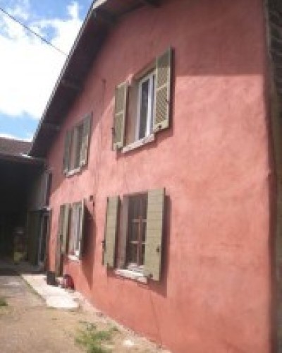 Une façade en terre-paille-chaux-sable de 70 m2 en 2 jours