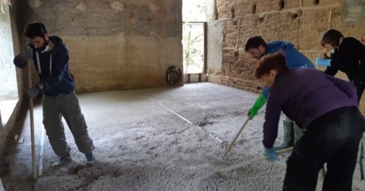 Dalle chauxliège de 10 cm à Chaponost dans une bâtisse en pisé — free download