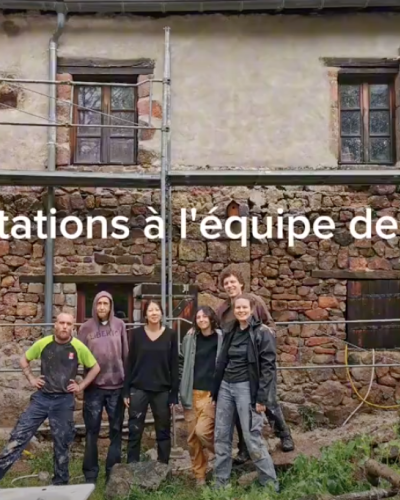 Façade en pisé enduite à la chaux