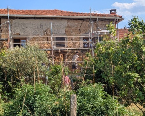 9 jours de rénovation : ouverture, dalle et réparation de façade sur du pisé