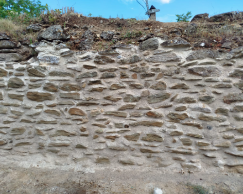 Restauration des remparts du XIV au jardin de Communiacus (Communay, 69)